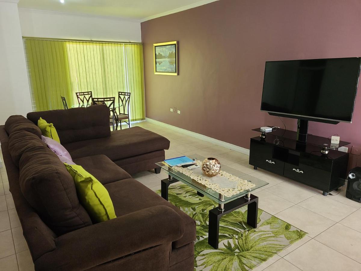 New Kingston Luxurious Secure Condo Bagian luar foto