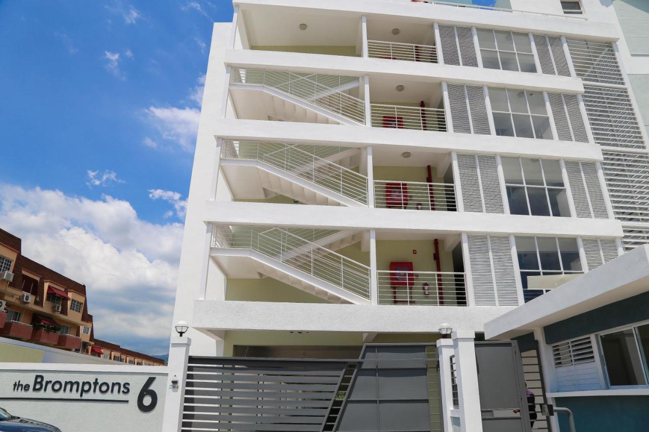 New Kingston Luxurious Secure Condo Bagian luar foto