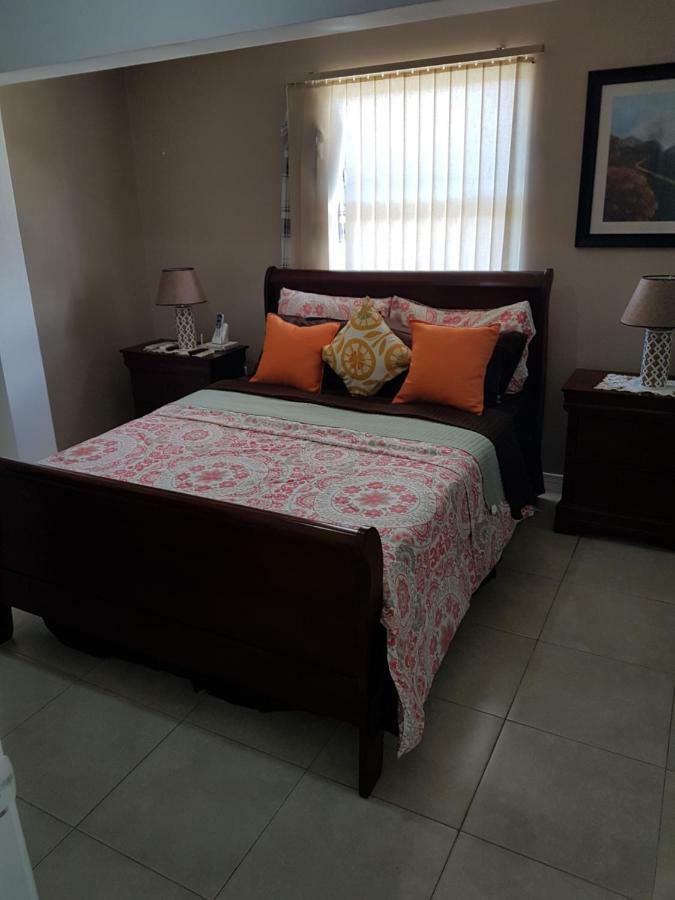 New Kingston Luxurious Secure Condo Bagian luar foto
